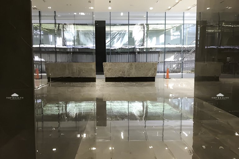 Office for Lease in Park Corporate Plaza 4